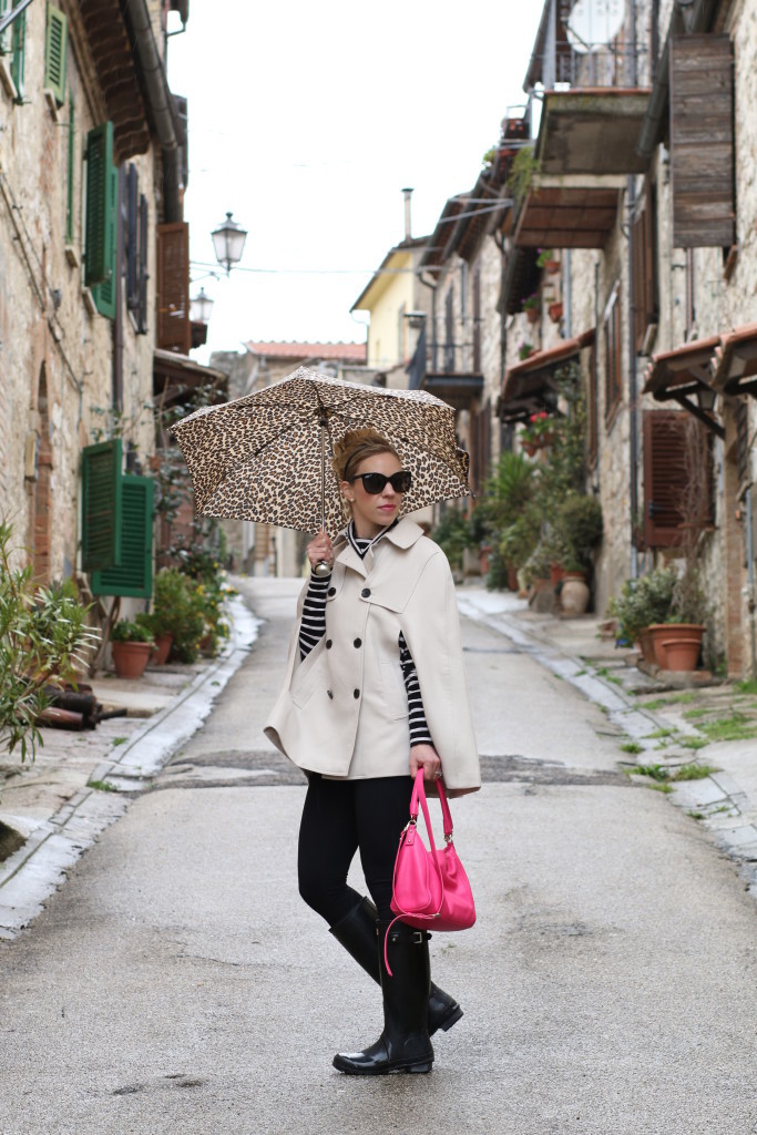 Ann Taylor trench cape, striped turtleneck, black and white with hot pink, Zella live-in black leggings, Hunter black tall glossy boots, leopard umbrella, hot pink bag, trench cape rainy day outfit, Italian fashion blogger