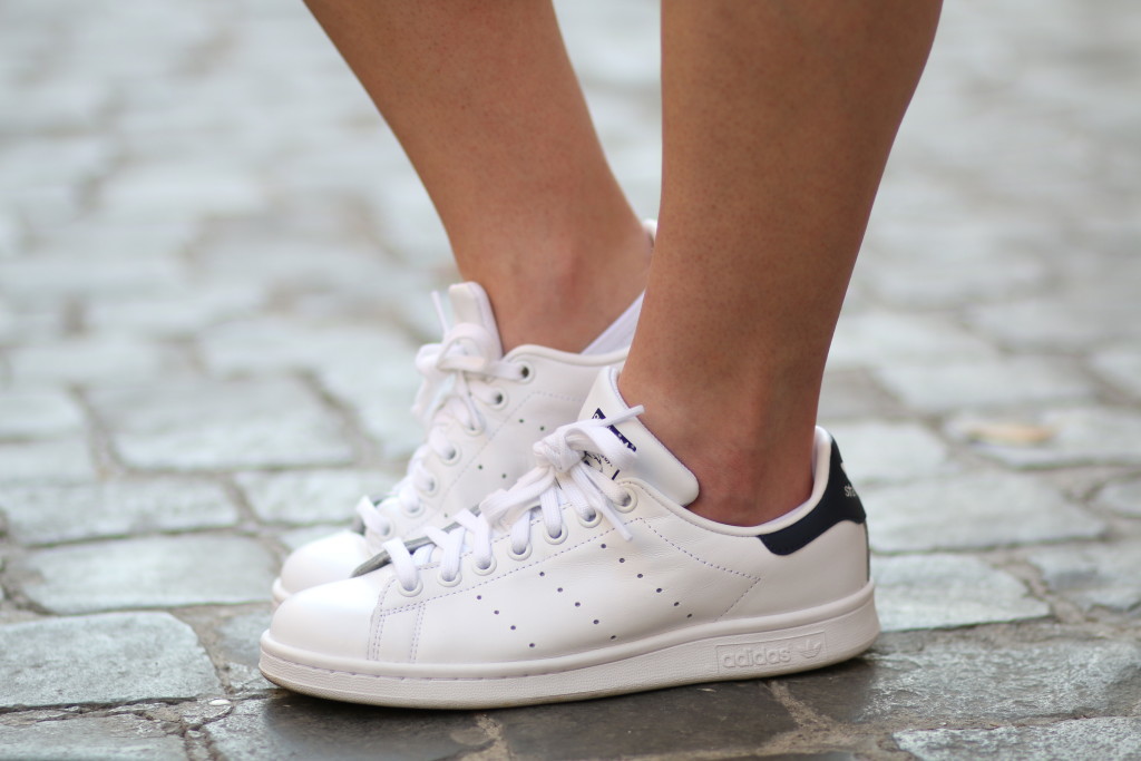 Adidas Stan Smith sneakers white collegiate navy, how to look stylish wearing stan smith sneakers