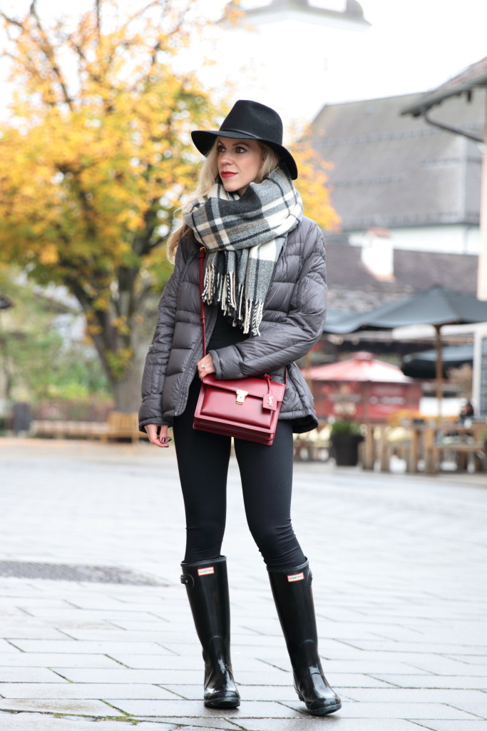 outfits with black hunter boots
