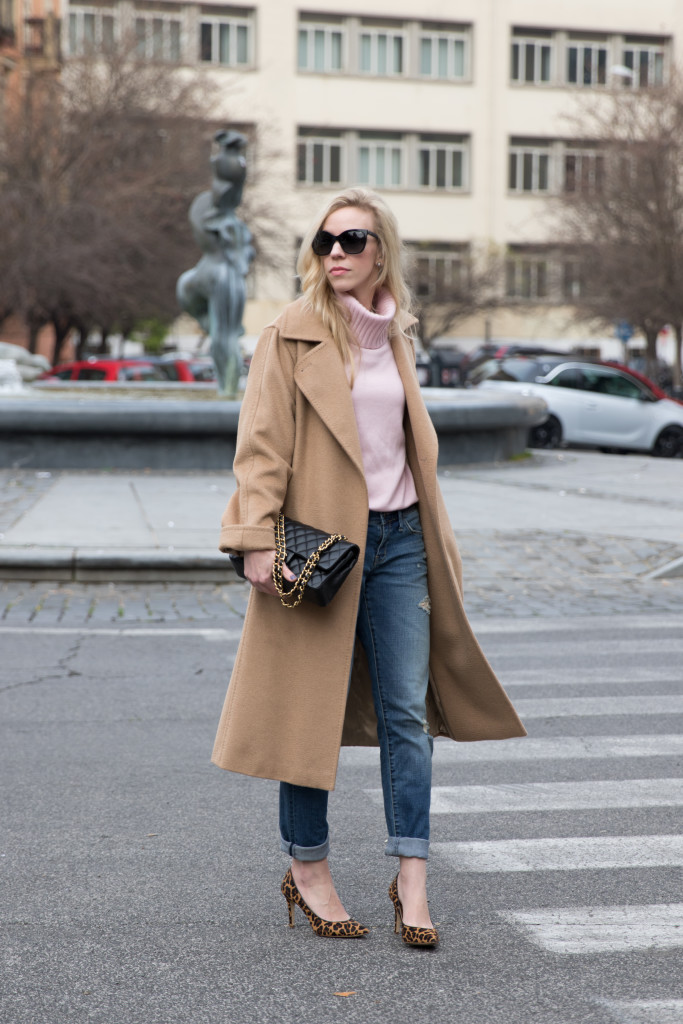 Feminine Details: Camel coat, Pink turtleneck & Leopard pumps