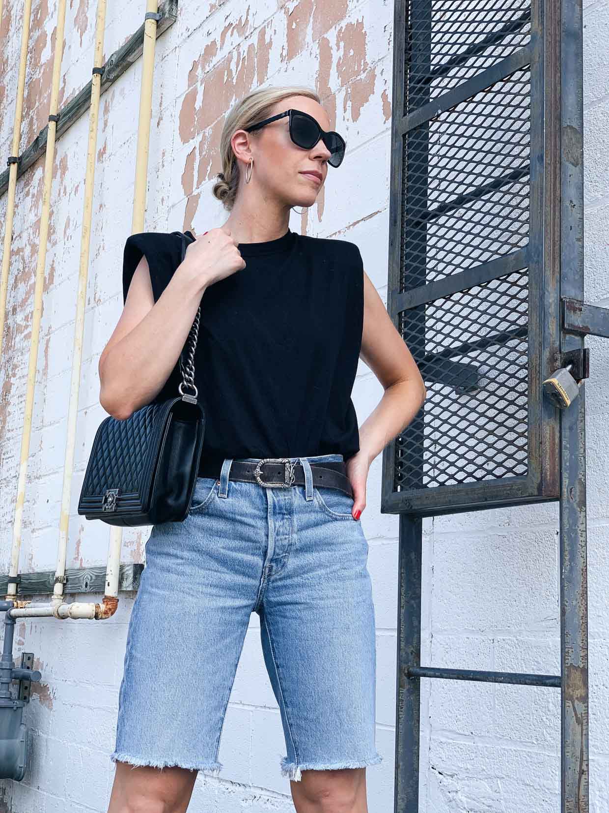 affjedring anekdote Fortov The Most Flattering Way to Wear Denim Bermuda Shorts & Outfit Ideas -  Meagan's Moda