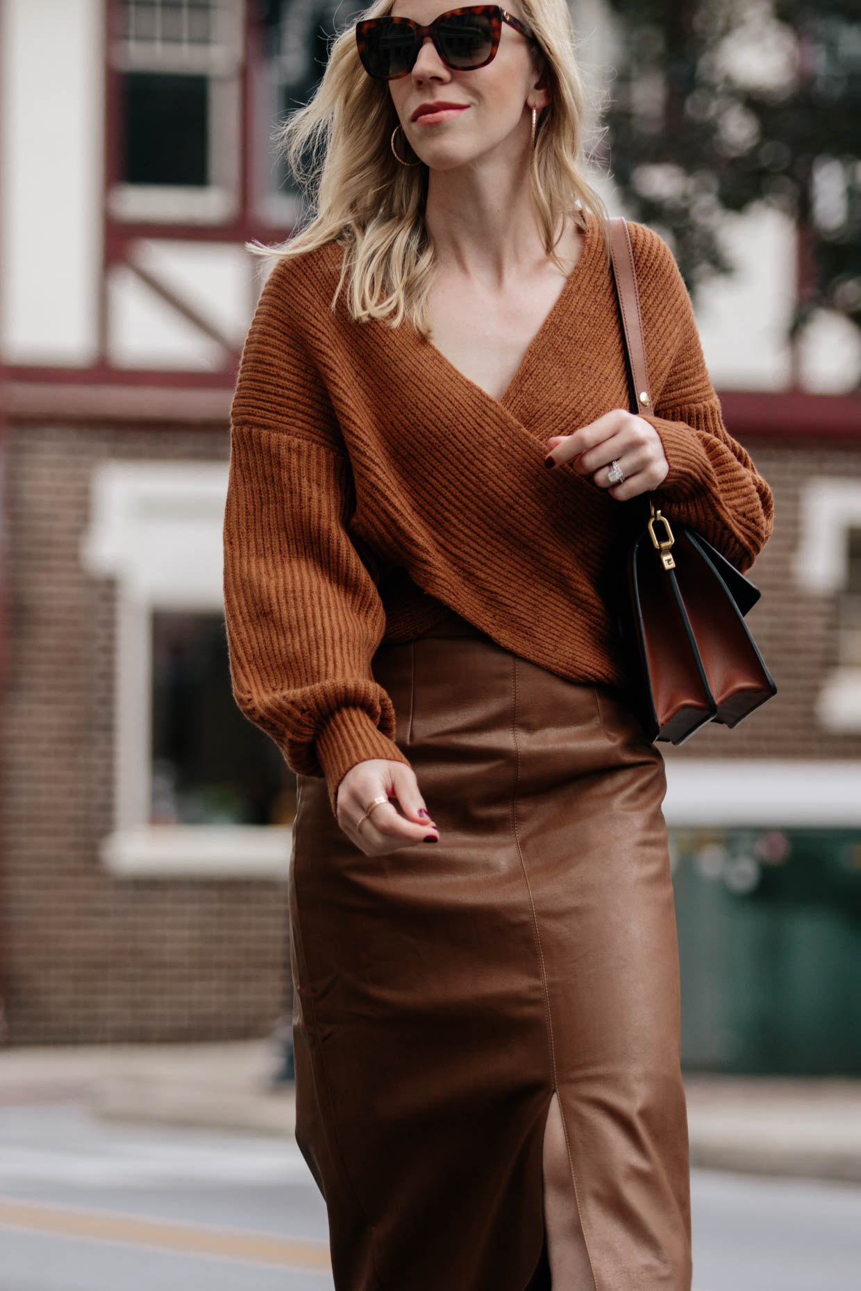brown faux leather skirt outfit